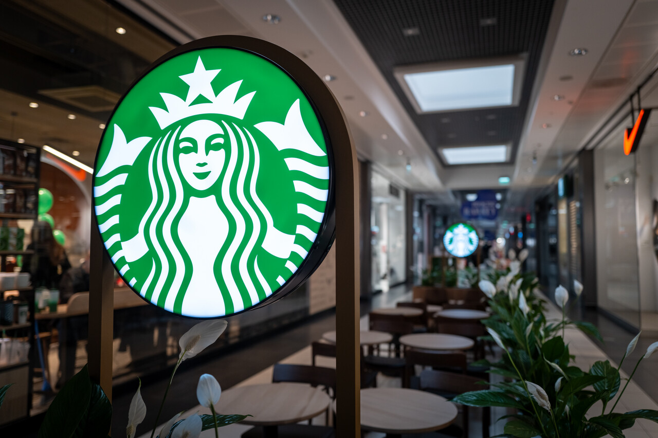 Starbucks otwiera kawiarnię w Browarach Warszawskich – miejscu, gdzie historia spotyka nowoczesność